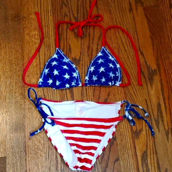 Bikini - Picture 7 of 10